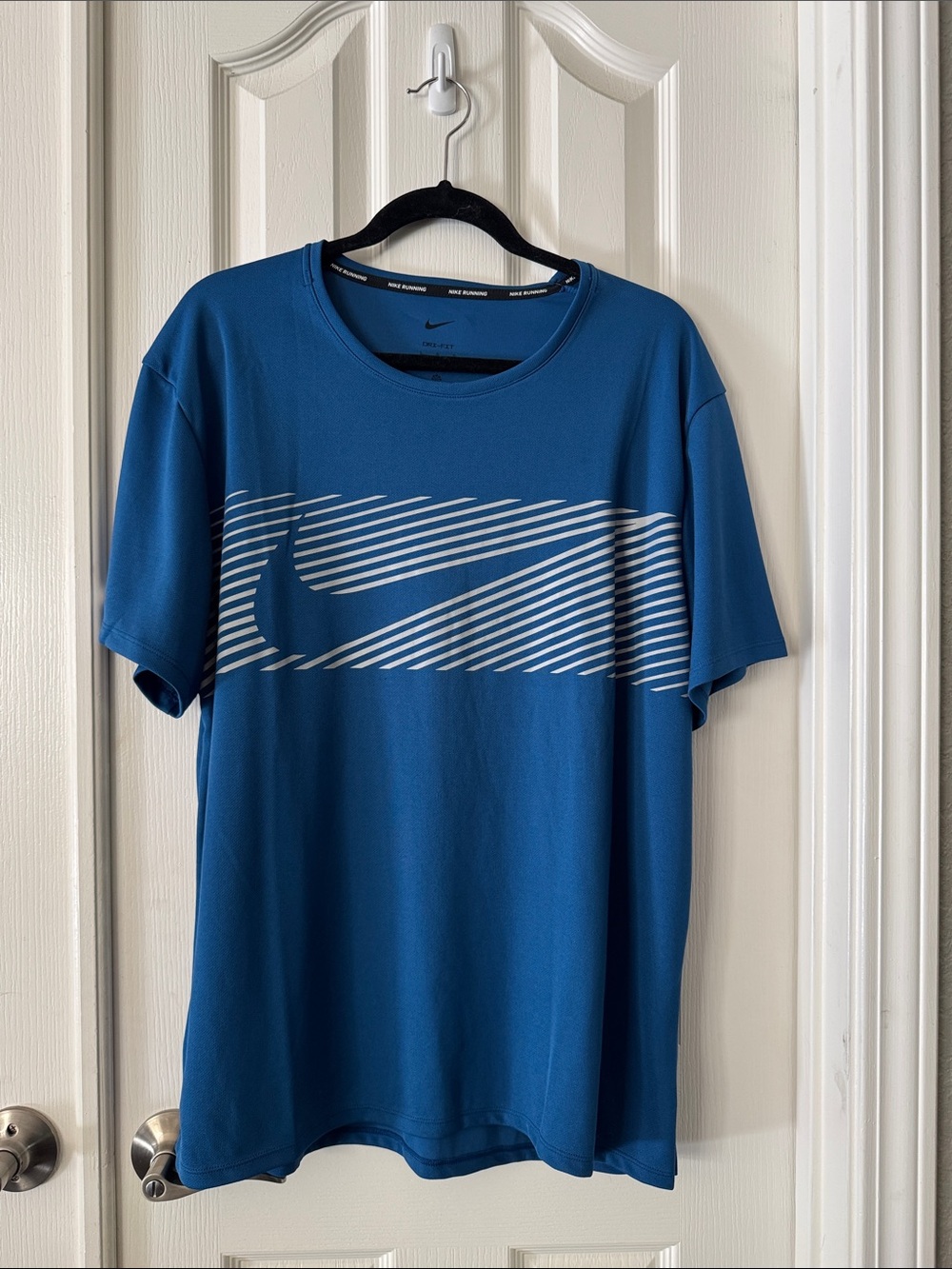Nike Men's Blue Graphic Swoosh Tee